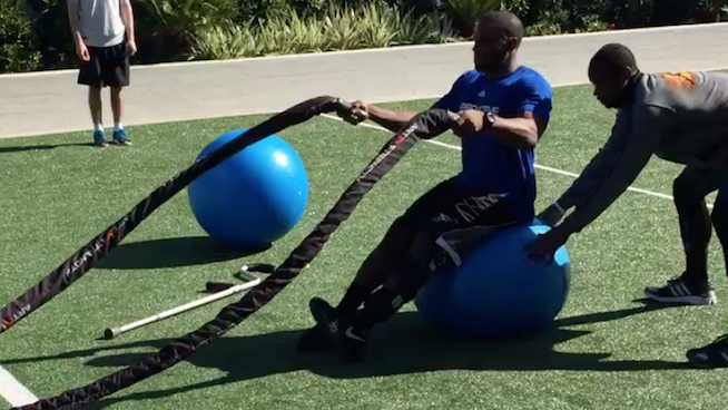 Oregon CB Ifo Ekpre-Olumo Drops His Crutches to Do Heavy Rope Slams. What's Your Excuse?
