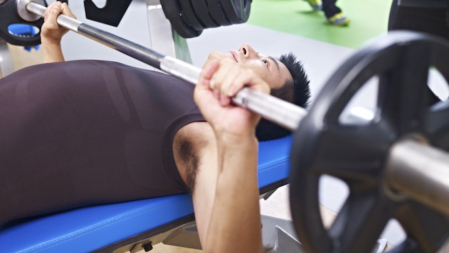 man weightlifting in gym