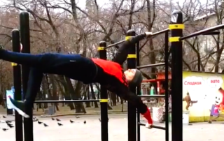 A Playground is No Match for This Russian Powerlifter’s Core and Upper-Body Strength